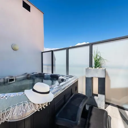 Apartman 4p Rooftop Avec Jacuzzi & Parking, - 4p Rooftop Avec Jacuzzi & Parking, Mae-7563